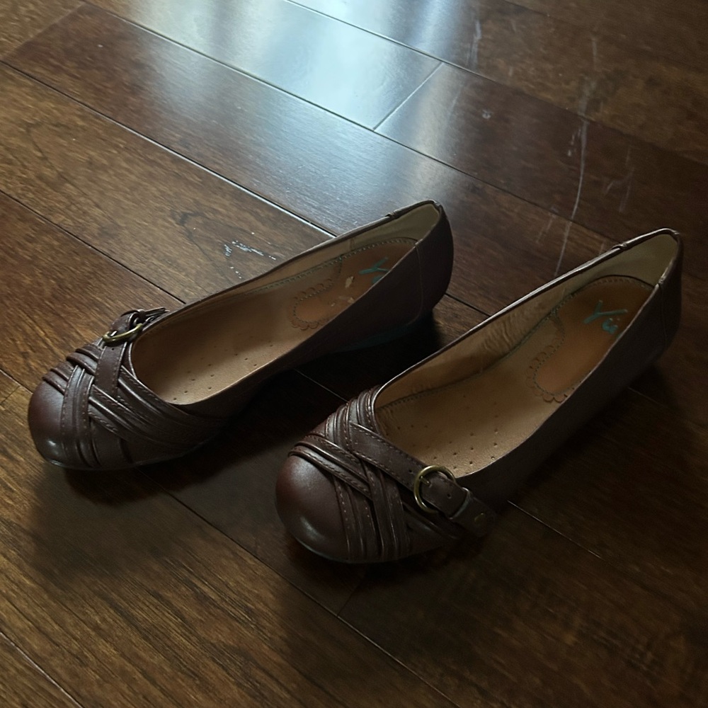 Yuu Brown Women's Flats with Buckle Detail